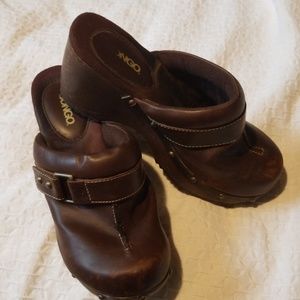 Bongo wood clogs